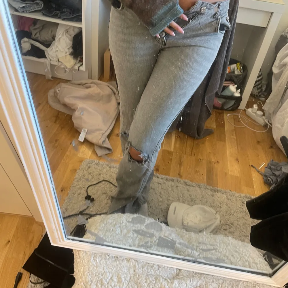 Säljer mina gråa jeans med två snygga hål på knäna och en slits nedtill, jag har sytt och gjort det själv så ha uppsåt till det, men jättesnyggt🥰🤞🏼. Jeans & Byxor.