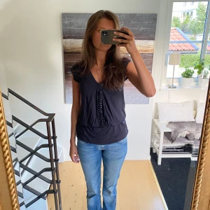 Topp med detaljer - Fin vintage topp med v ringade urringning och diamanter i mitten!!