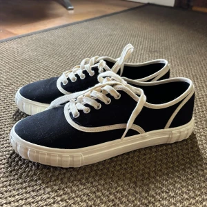 Sneakers - Svarta sneakers med vita detaljer🤞🏽💗 superbra skick