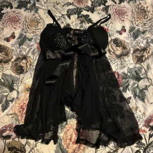 Bh/linne typ - Ett fint linne/bh typ som är i toppenskick. Har fina detaljer nertill och lite glitter osv på kuporna