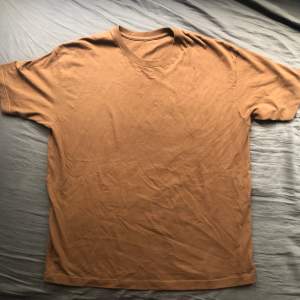 Basic blank T-shirt Storlek: XL Skick: som ny, använd en gång Pris: 50