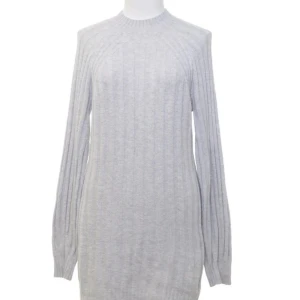 Hollister ljus ljus grå tröja / klänning storlek S - En ljus ljus grå stickad tröja / klänningen med långa ärmar och rund hals. Tröjan har en ribbstickad struktur och är något längre i modellen.