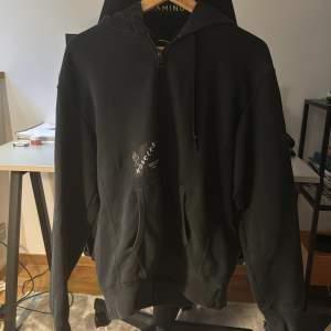 Riktigt sällsynt Moncler x fragment hoodie som lanserats i en limiterad kvantitet. Tjockare hoodie med riktigt nice passform. Hoodien är i bra skick och har inga defekter. Nypris ca. 8000 kr. Pris går att diskutera, tvivla inte på att lämna ett bud!