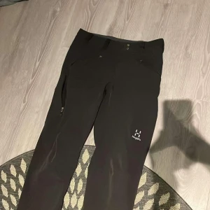 Haglöfs byxor  - Säljer mina haglöfs byxor som kommer inte till nån stor användning  storlek S har haft på mig dom några gången är i jätte bra skick 