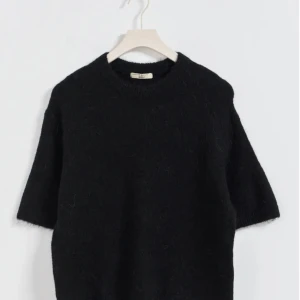 Stickad  - Säljer denna fina tröjan från Gina då den är för stor. Kan även skicka egna bilder på tröjan☺️