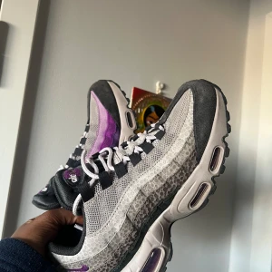 Nike Airmax 95 - Fina  nike skor som har lila detaljer Andvända ett par gånger men superfint skick! -Köpta för 2400kr✨