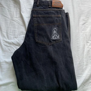 Butter Goods Jeans - PRIS GÅR ATT DISKUTERAS Säljer dessa för att jag inte längre använder dem. Bra skick även om de är använde ett par gånger,sitter bra och riktigt fina. Jeansen har snören som sitter i midjan, används för att spänna åt dem. Skriv för fler bilder.