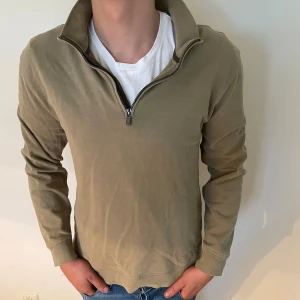 Massimo dutti ziptröja - Tjenare, Säljer min Massimo dutti ziptröja i storlek M. Skick 8/10 Modellen är 175cm och väger 65kg👍🏼