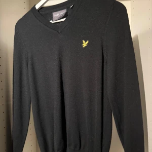 Lyle & scott tröja - Säljer nu min Lyle & Scott Tröja i storlek S. Säljer denna på grund av att den är för liten för mig. Inte använt så mycket. Tveka inte på att höra av er. Pris kan diskuteras vid snabb affär.