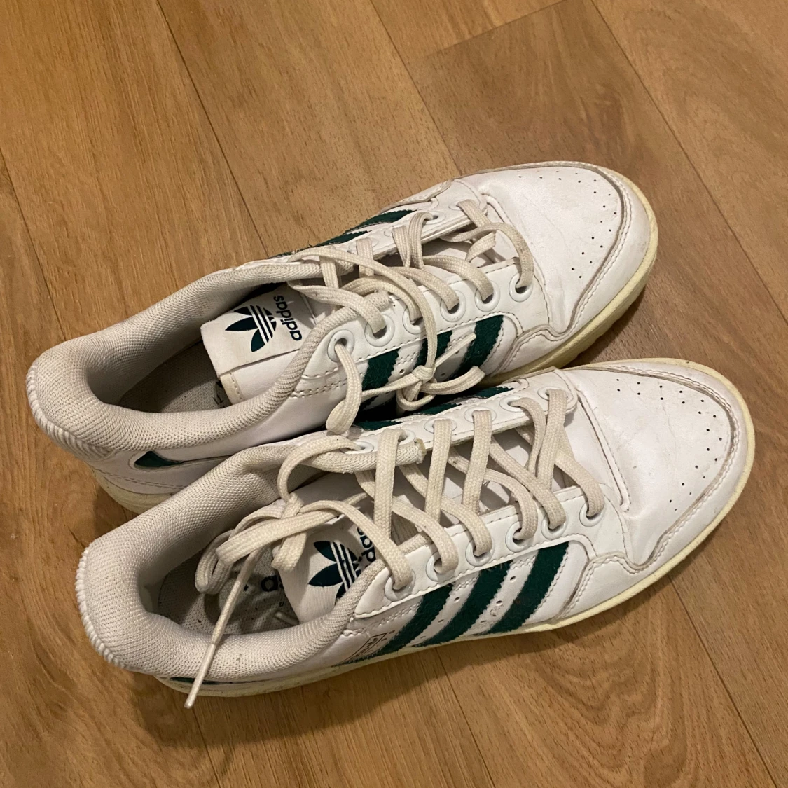  Vita Adidas skor  - 91