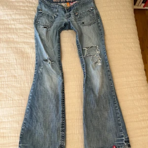 Esprit Lowrise Jeans - Super snygga lowrise jeans från Esprit, de är flared och har hål. Storlek 38 men åt de mindre hållet. 💕Skriv för midjemått. Pris kan diskuteras!!