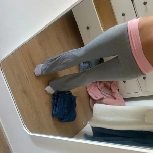 Snygga flared byxor - Det dår SOS baby på baksidan dom är  flared 