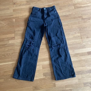 Svarta jeans med hål i knäna - Använd få gånger mycket bra skick 