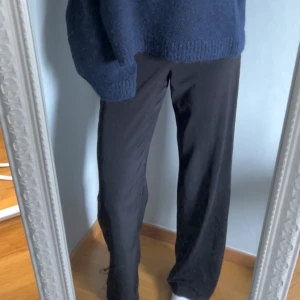 Kostymbyxor BikBok  - Super fina kostymbyxor från BikBok. Har de i två storlekar, en i 34 och en 36. 34 har jag på bilden och de är även sprättade nertill-bra längd på mig är 176💞