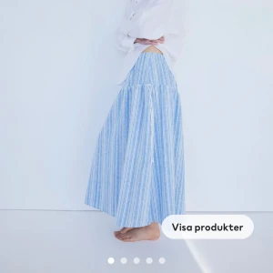 H&M långkjol i linne  - Blå vit randig långkjol med dragsko, helt ny med prislapp på! Sååå snygg men kom tyvärr inte till användning