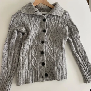 Stickad kofta  - Superfin grå stickad kofta från Selected Femme, perfekt till hösten😁Det står storlek M i tröjan men skulle mer säga att det är en S!