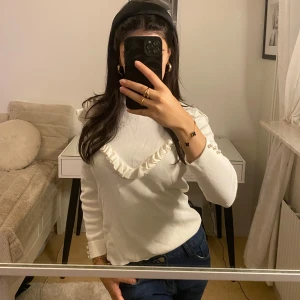 Mysig sweater med volanger på framsida - Mysig sweater tröja med volanger på framsidan, perfekt för hösten och vintern 🍁❄️