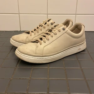 Uggs skor - Feta uggs till hösten,storlek 40,beige, bra skick, Pris kan diskuteras! 