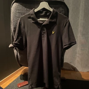 Lyle & Scott Piké mörkgrön - Hej, säljer nu min mörkgröna pike som är i storlek M (kan funka som S för den delen). Är inte så mycket använd och är därför i ett mycket bra skick fortfarande, 8/10. 