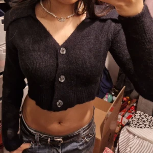 Stickad tröja  - Jättegullig svart och kort stickad tröja som är jättebekväm. 