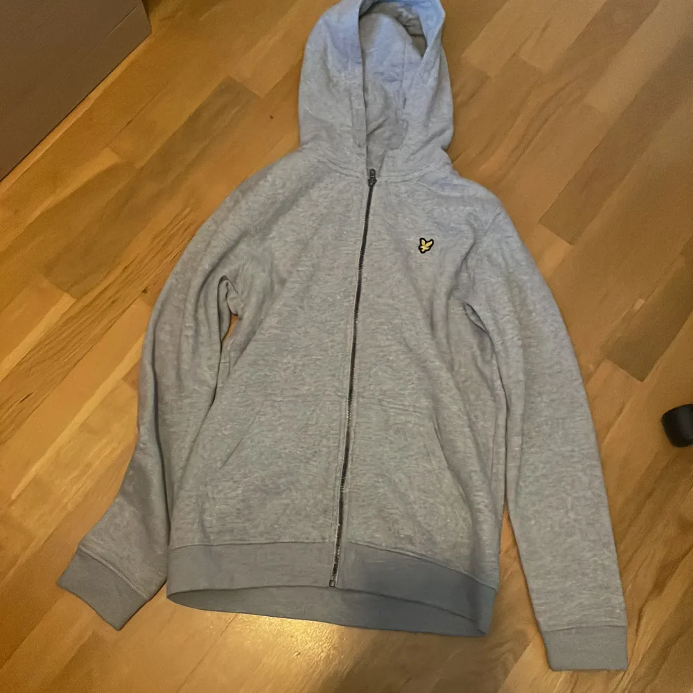 Säljer en Nice Lyle and scott hoodie i nice skick och inga deflekter pris kan diskuteras . Hoodies.