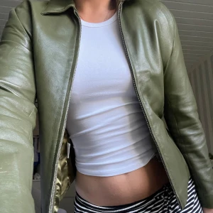 Grön skinnjacka - Säljer nu ett av mina favorit plagg i garderoben då den blivit för liten. En mörkgrön skinnjacka som faller jättefint o har en snygg passform. Hör gärna av dig vid frågor eller fler bilder 