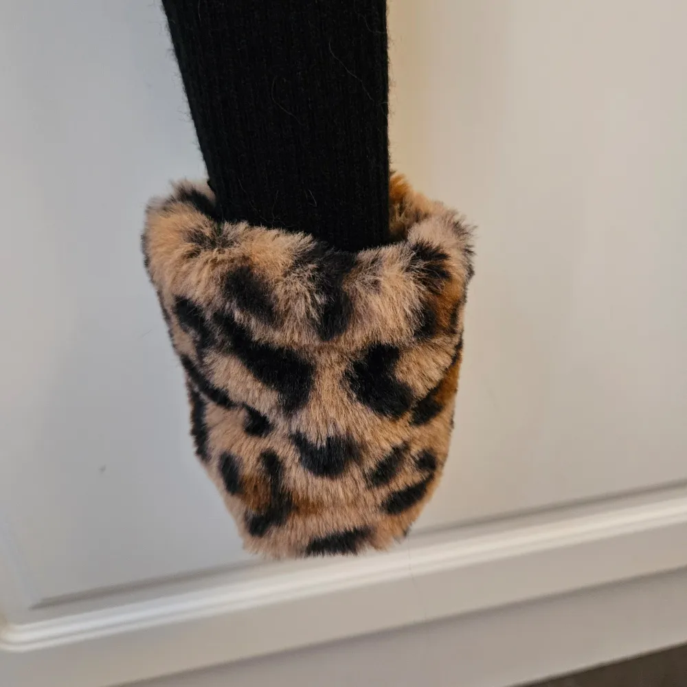 Använd 2 ggr. Säljer en supercool svart ribbad kofta med leopardmönstrade detaljer på kragen och ärmsluten. Den har en knytning framtill och är croppad för en trendig look. Perfekt för höst och vinter när du vill sticka ut lite extra! Nypris 119 kr. Tröjor & Koftor.