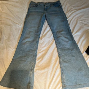 Lågmidjade och utsvängda jeans från Zara - Säljer dessa snygga ljusblå lågmidjade och utsvängda jeans från Zara i storlek 40😍 Använda ett fåtal gånger och har inga defekter😇