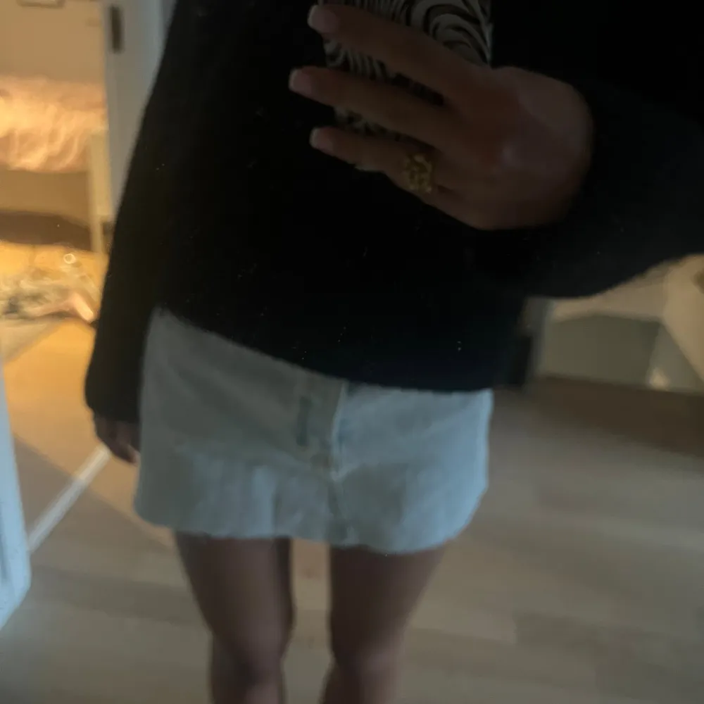 Jättefin jeans kjol som tyvärr inte passar mig, hittade den second hand i jätte bra skick men den passar tyvärr inte mig💕🙌🏻 . Kjolar.