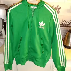 Storlek M,super snygg på ä. Har ett stort Adidas märke på huvan, har även denna blått.. 