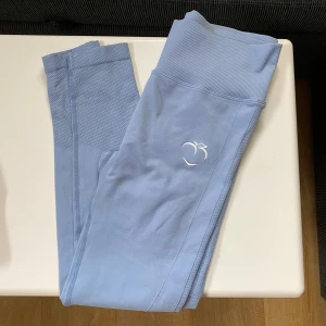 Ljusblå Peach tights - Säljes i befintligt skick, har en superliten fläck på ena benet som knappt är märkbar (se bild 3). 