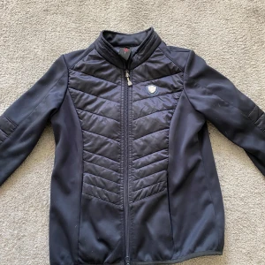 Fin rid jacka - Super fin ridjacka från covallero ❤️perfekt till vintern o ha under en tjockare jacka!❤️  I stl 152/158
