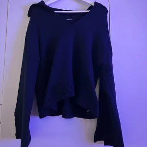 Marinblå stickad tröja  - Säljer eftersom jag inte får någon användningen för den längre. Använt den cirka tre gånger 