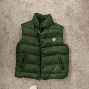Moncler väst - Grön moncler väst i använt skick 
