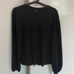 Vera Moda långärmad tröja - Superfin svart långärmad tröja från Vera Moda i storlek S. Aldrig använd! Säljs för 50 kr.