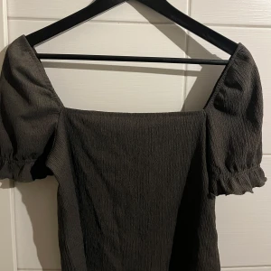 Topp - Superfin mörkgrön topp från HM