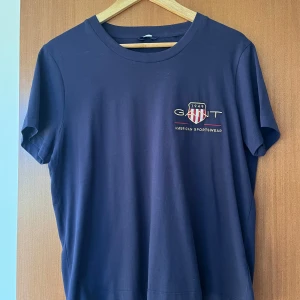 Gant t-shirt  - Gant t-shirt i storlek L. Small passform. Helt ny, ej använd och tvättad. Men prislapp och storleks lapp är bortklippta.