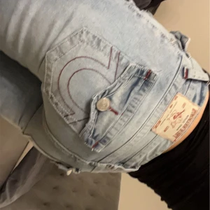 True Religion Jeans - Populära bootcut jeans med medelhög midja från True Religion. Stretchigt material, figurnära passform upptill med  utsvängda ben. Ger en fin form men de är något långa på mig och har inte använt ute en enda gång, enbart testat. Dessa är i storlek 27 