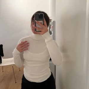 Polo tröja från H&M STICKAD strl S - En fin stickad polotröja från H&M som aldrig är använd och passar perfekt till hösten!😍