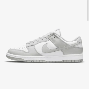 Gråa Nike dunk low - Använt två gånger, inte använt på ett bra tag därav säljs dem.  Vid önskad bild är det bara att höra av sig.  Pris kan diskuteras  Nypris: 1.400kr Mitt pris: 650kr