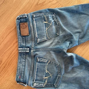 Diesel jeans - Så snygga diesel lowwaisted straight jeans med coola detaljer! Uppsprätta längst ner. Storlek 26/32🌟💞