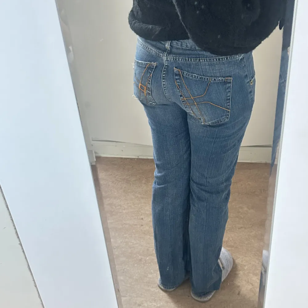 Assnygga jeans från pinko som it kmr till användning. Har sytt till en tygbit i midjan för de satt lite för tajt på mig men sy om till orginal. Nya pinko jeans ligger runt 1700-3000 därav priset, kan gå ner i pris🥰 Midjemått: 39cm Innerbenslängd: 80 cm. Jeans & Byxor.