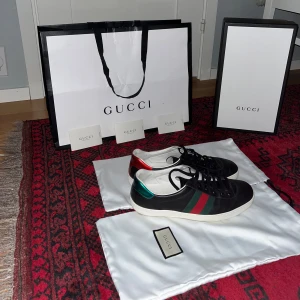 Gucci ace skor - Hej, jag säljer min Gucci ace skor eftersom dem är för små. Köptes för 7200kr och mitt pris är 3100kr. Priset är såklart inte hugget i sten och tag, box och kvitto finns 🤝💸