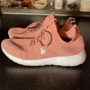 Ralph Lauren skor - Sneakers från Ralph Lauren Polo, sköna och inte särskilt använda! Snygga också!