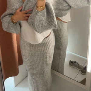 Hostig Stickad kjol  - Säljer en söt oanvänd stickad kjol från Gina för att jag fick två i present! Så söt nu till hösten😍🩷🩷