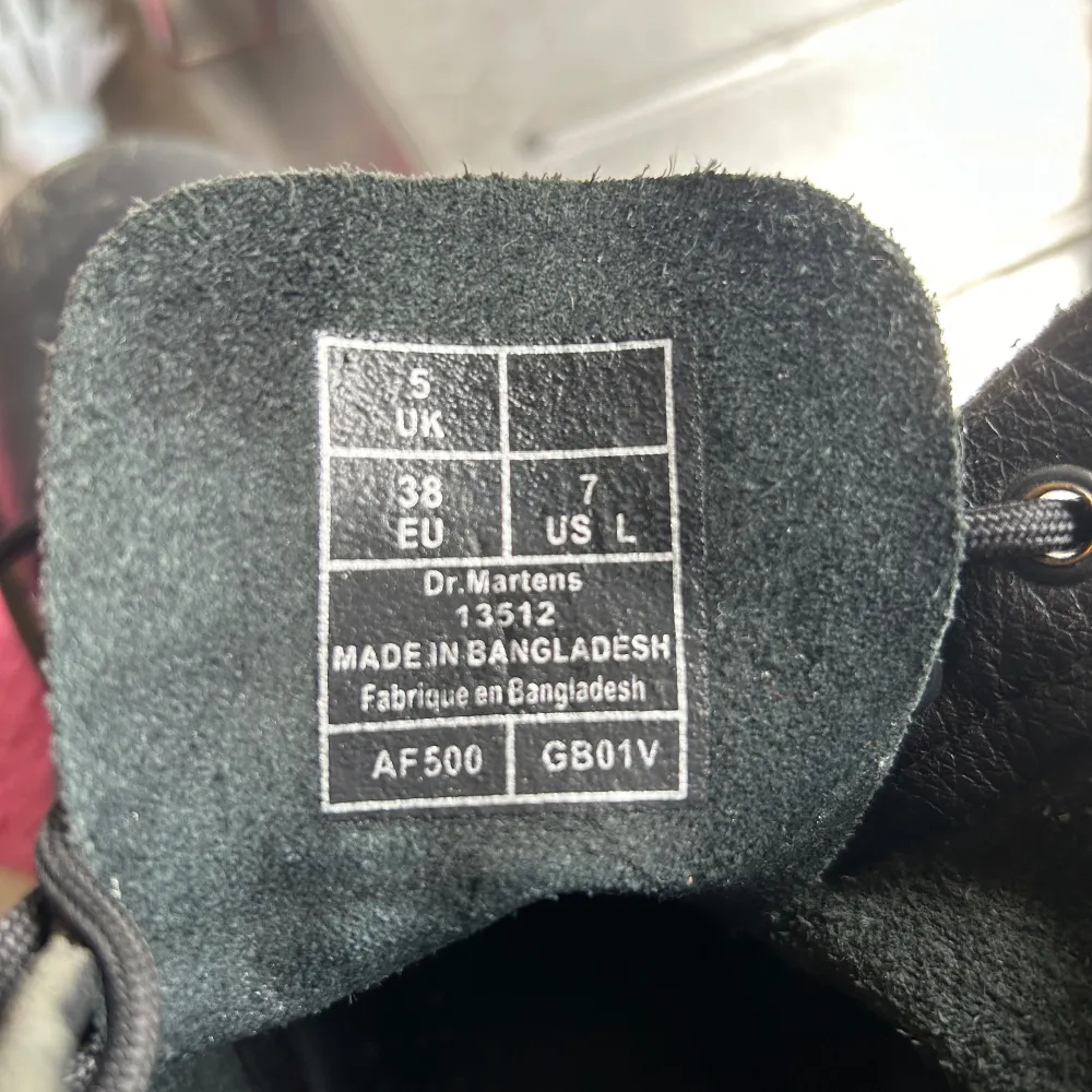 Dr Martens 1460 Pascal. Storlek 38. Något använda, men i bra skick. Lite slitning i framtill. Se bild.  Kan även mötas upp centralt i Stockholm vid behov. Annars står köparen för frakten.  Pris kan diskuteras vid snabb affär.. Skor.