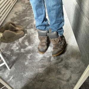 Isabel marant bekett sneakers  - Använda, men ändå bra skick.  Super fina gröna  Storlek 40 men lite liten i storleken så mer än 38/39