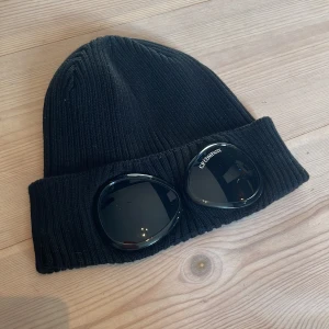 Cp Company mössa - Cp Company mössa. Nästan helt oanvänd. Tags finns men kvittot är borttappat. Köpt på nk förra vintern för 1200kr