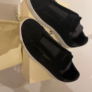 Axel arigato herr - Axel arigato skor i ny skick, storlek 42. 