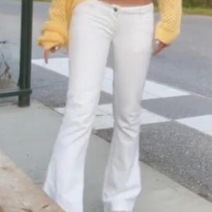 vita jeans - Modell "extra low tommy". Storlek 27 i midjan men passar mig med vanligtvis har 24. MÅTT: innebenslängd-77 cm, ytterbenslängd-96 cm, midjemått ca 36 cm.  Jag är 165 cm🩷 kom med prisförslag!